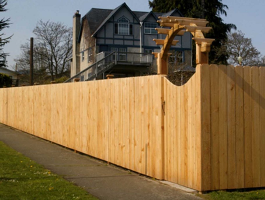 Глухой деревянный забор