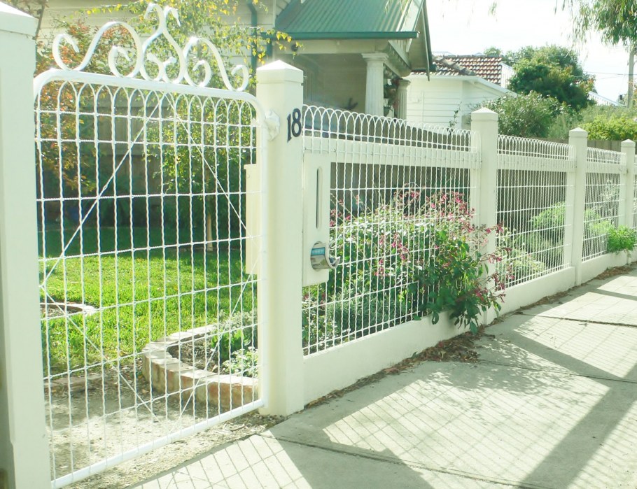 Ограждения заборов во дворе с плит