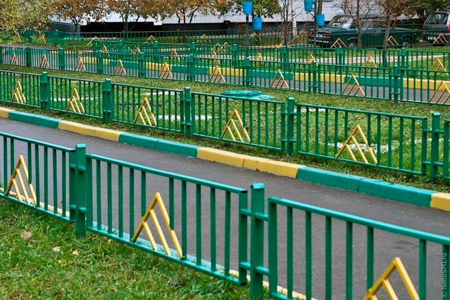 Желто зеленый забор