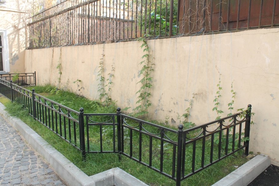 Ограда палисадника во дворах