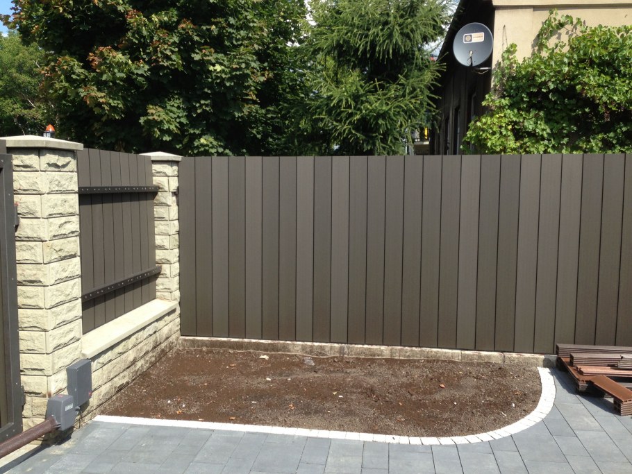 Красивый забор внутри двора