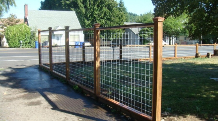 Ограждение двора