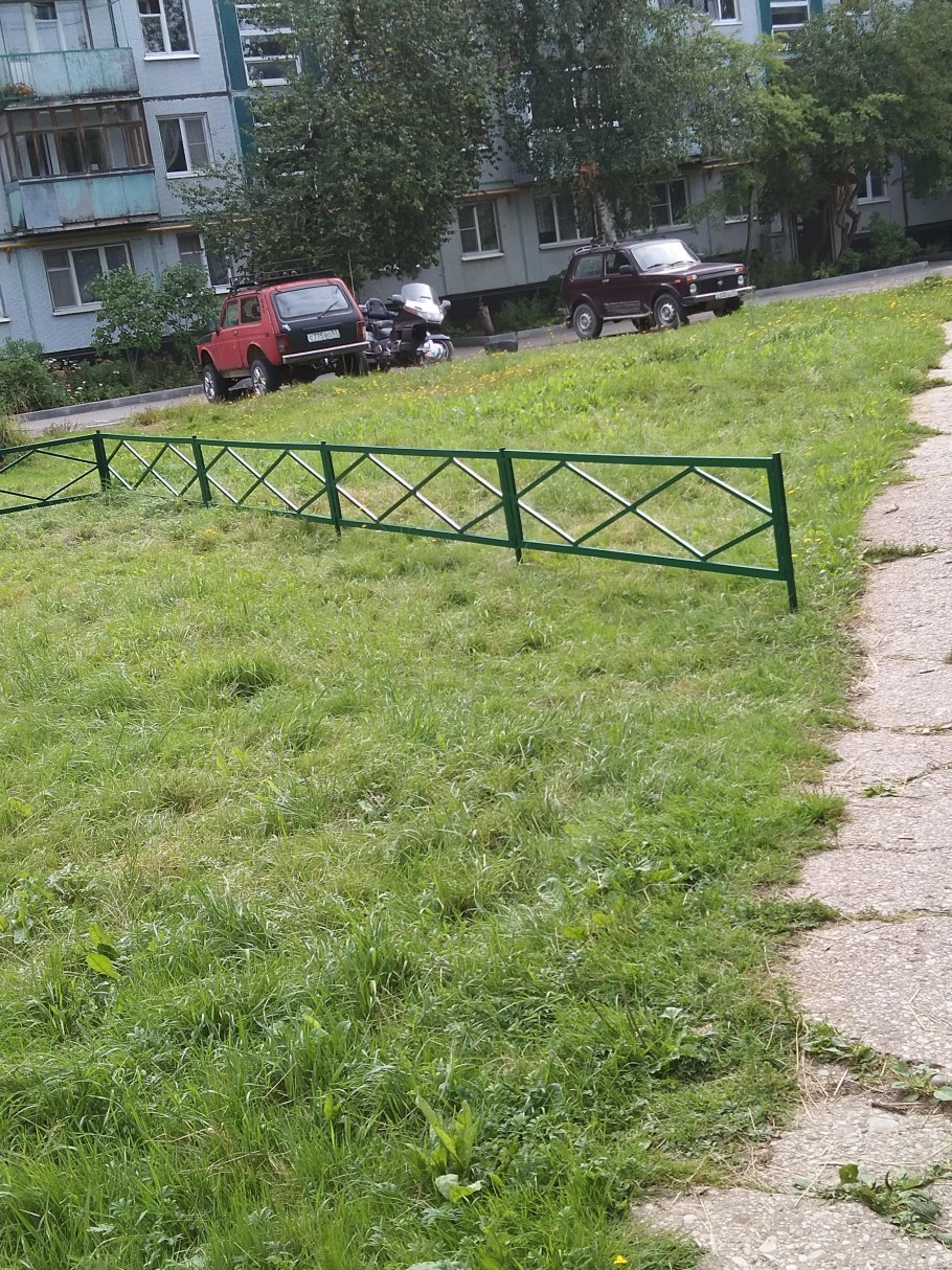 Забор во дворе многоквартирного дома