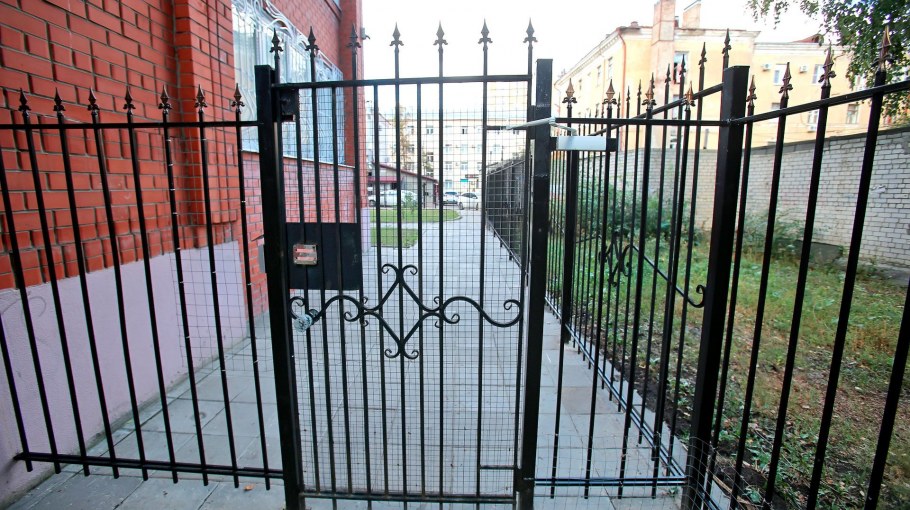 Кривые заборы во дворах