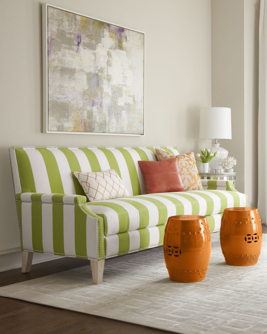 Диван в синюю полоску