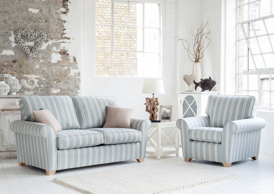 Полосатый диван в интерьере