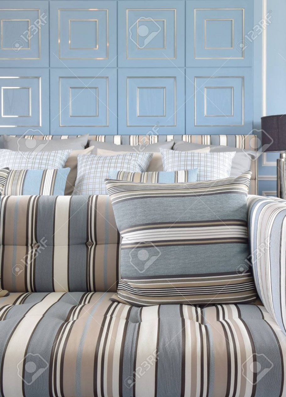 Диван тканевый в полоску