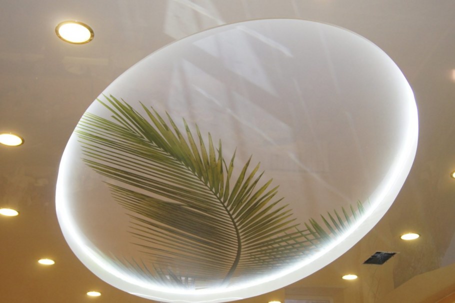 Фотопечать на потолке с подсветкой