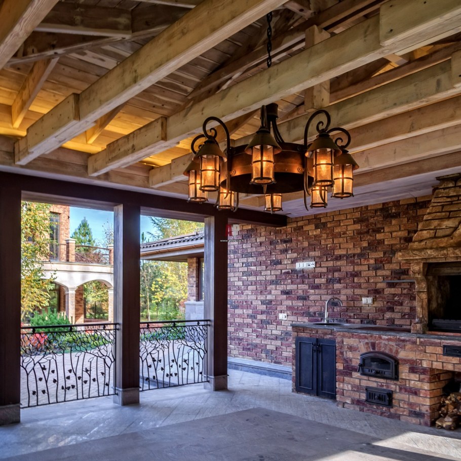 Веранда из кирпича с камином