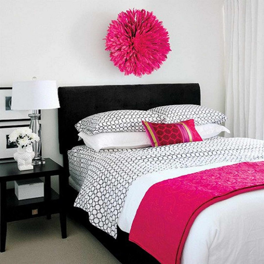Спальня с розовыми акцентами