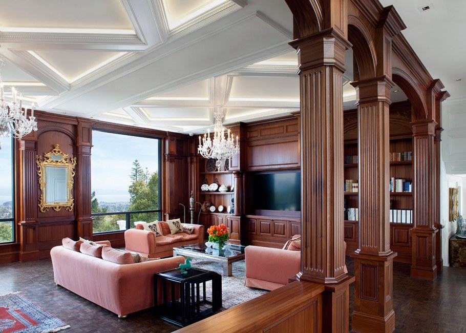 Дачная гостиная с колоннами