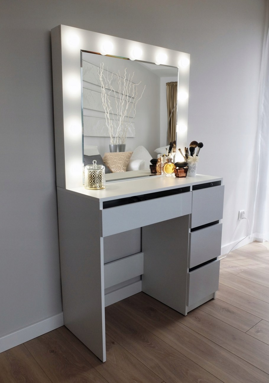 Косметический столик