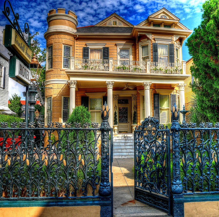 Современный деревянный забор