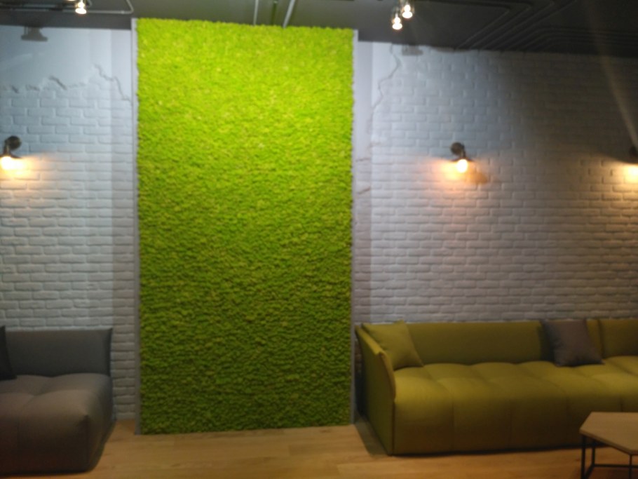 Искусственный газон на стене балкона