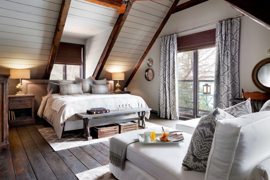 Спальня в мансарде деревянного дома