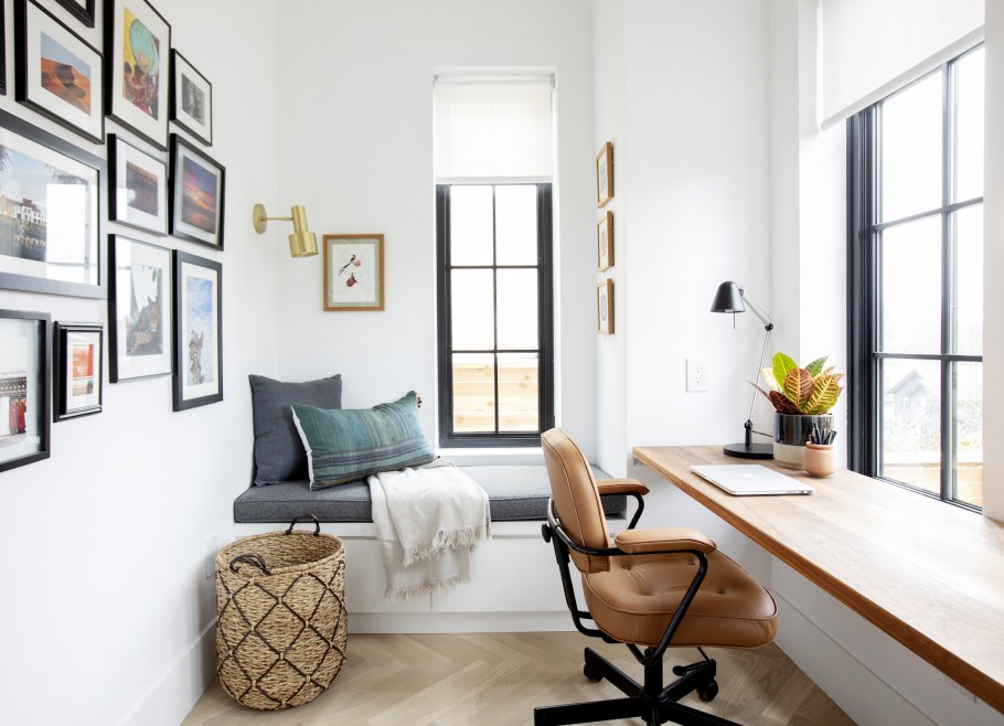 Широкий подоконник в кабинете