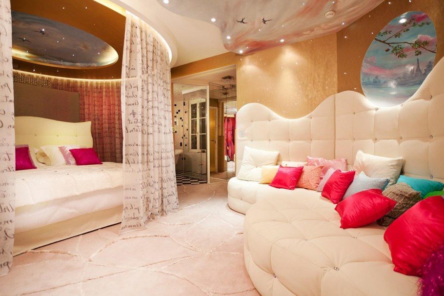 Огромная комната для девушки