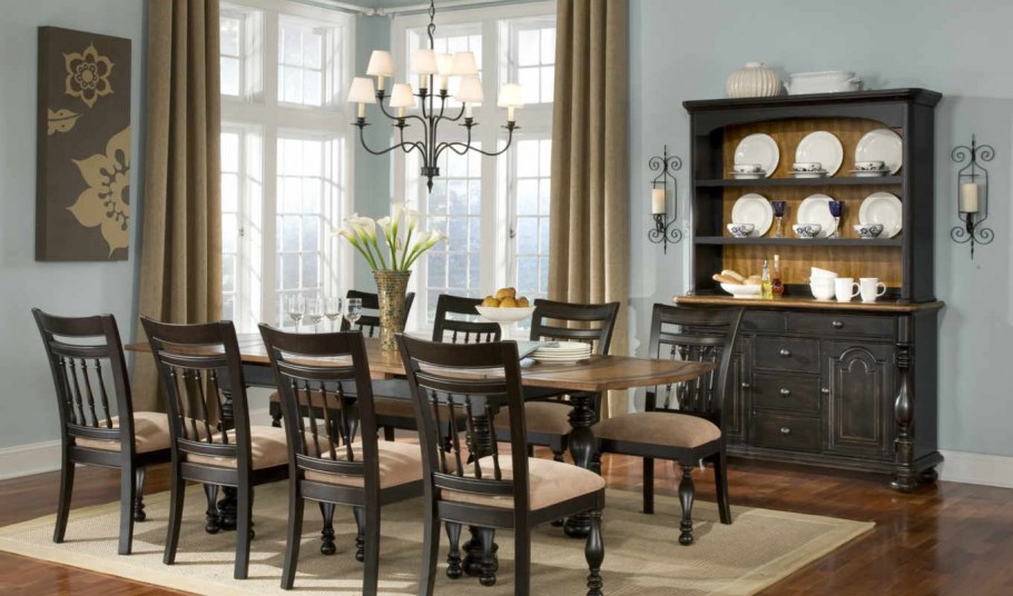 Антикварный буфет в современном интерьере