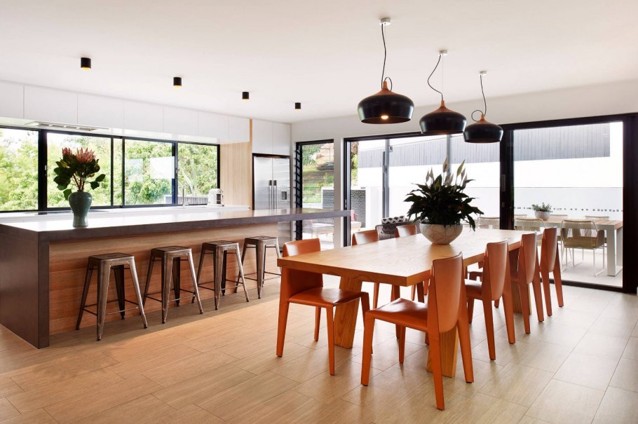 Прямоугольный стол в центре комнаты