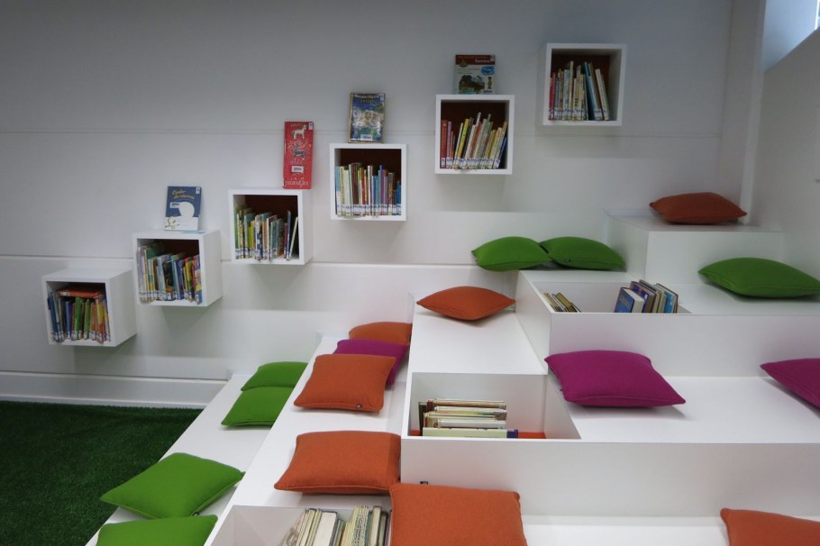 Интерьер школьной библиотеки