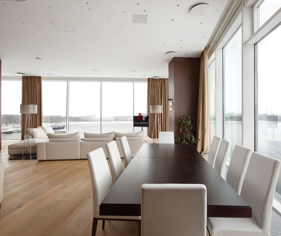 Интерьер с панорамными окнами