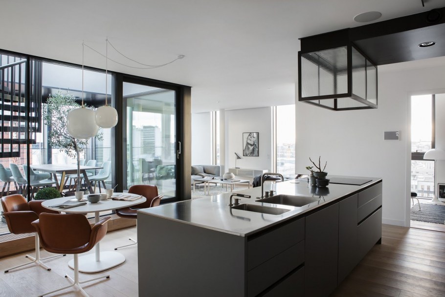 Интерьер кухни гостиной с панорамными окнами