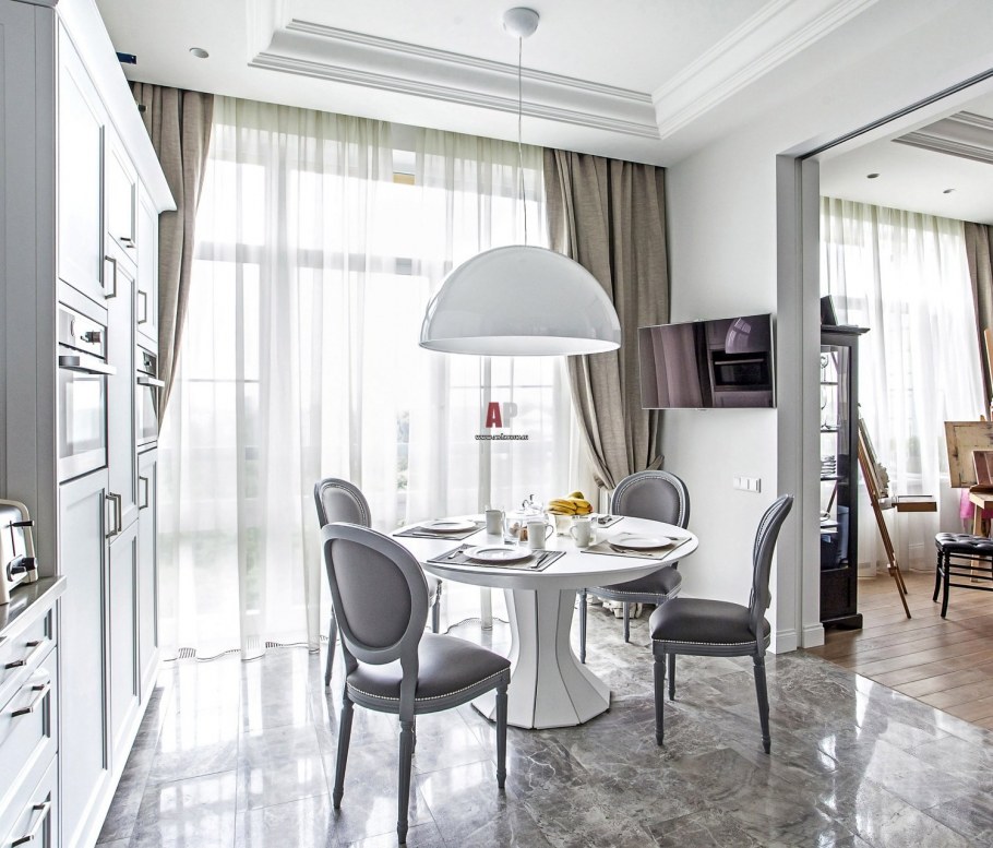 Кухня гостиная с панорамными окнами