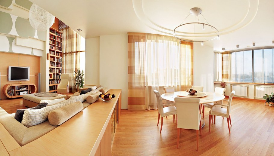 Кухня гостиная с большими окнами