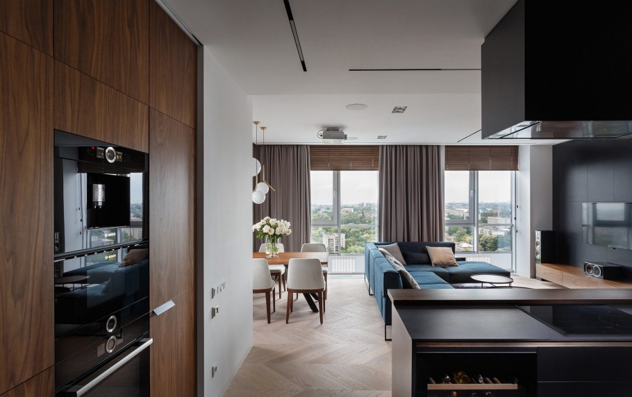 Интерьер студии с панорамными окнами