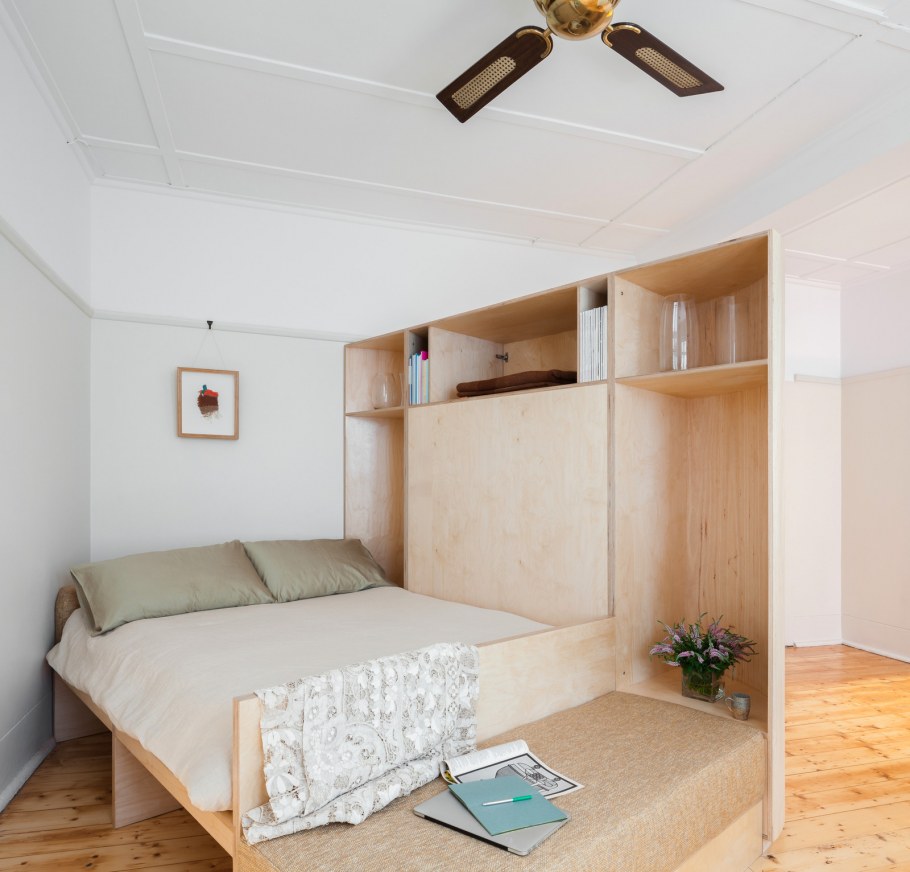 Спальня в маленькой квартире студии