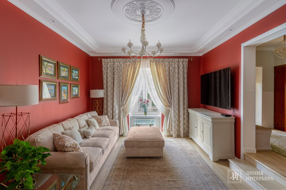 Гостиная в классическом современном стиле с ковровой дорожкой