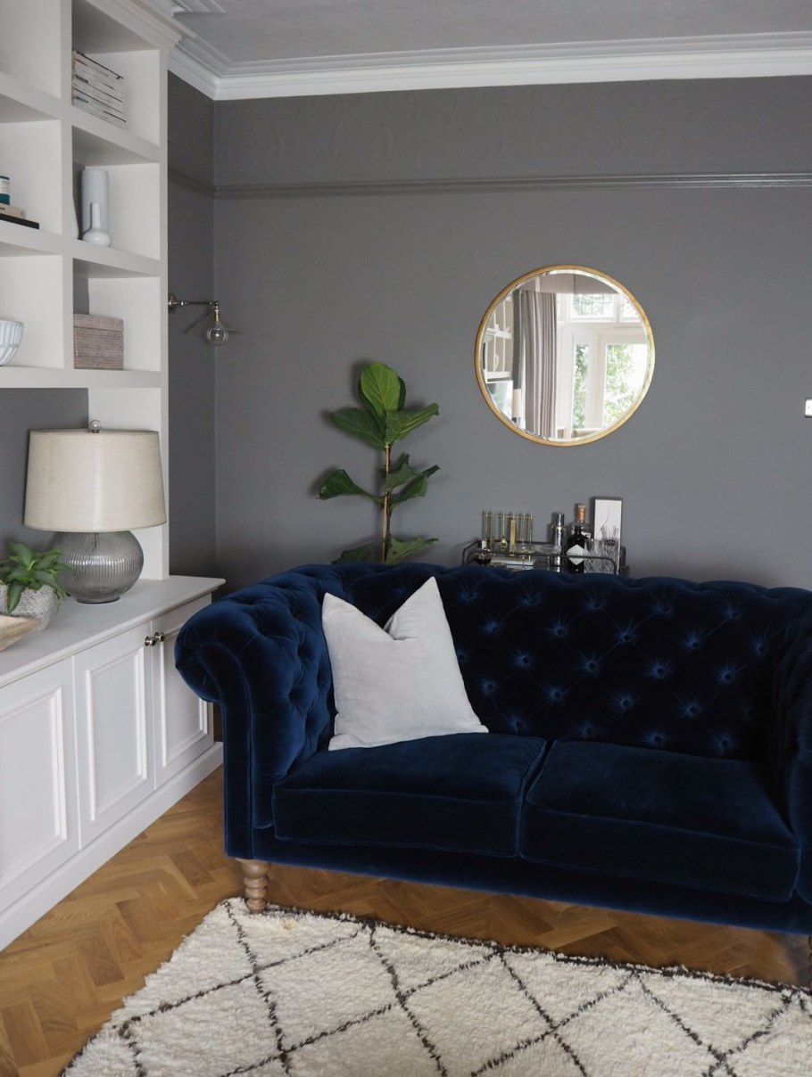 синий диван в сером интерьере фото
