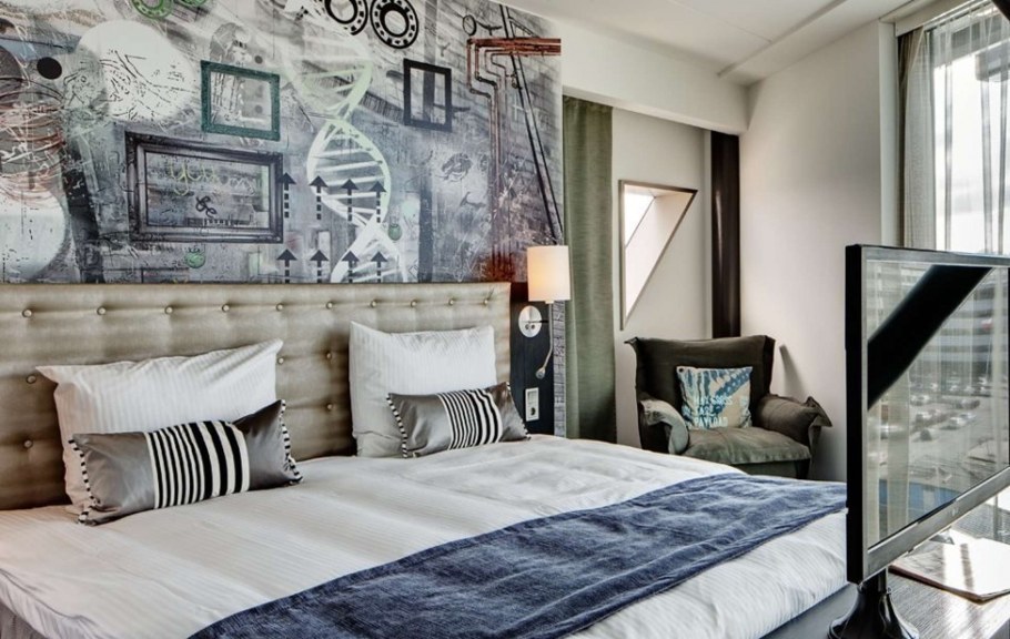 Сочетание синего и дерева в интерьере