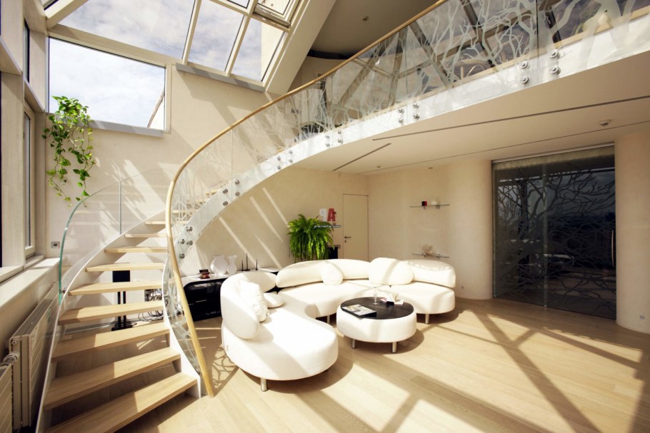 Шикарная гостиная с лестницей