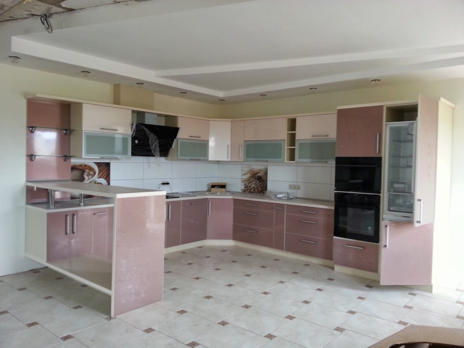 Розовая кухня с барной стойкой