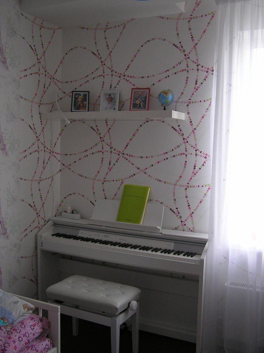 Синтезатор в маленькой комнате