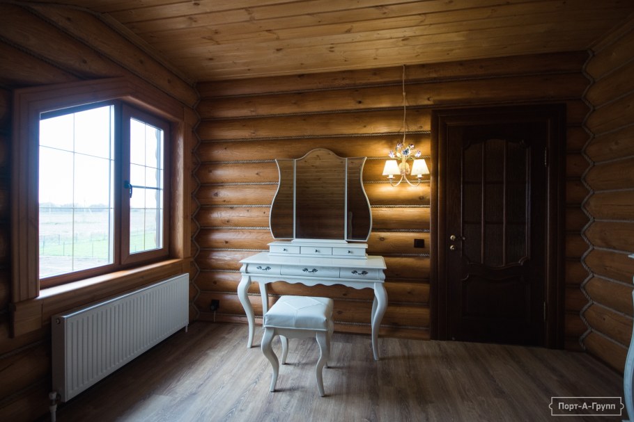 Отделка в доме из оцилиндрованного бревна