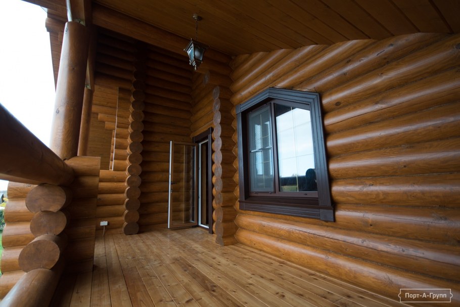 Отделка дома из оцилиндрованного бревна