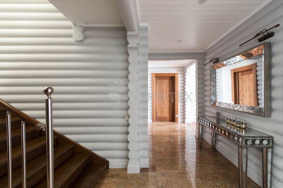 Плинтус в доме из оцилиндрованного бревна