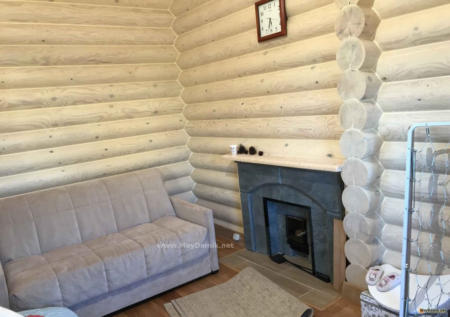 Камин в доме из оцилиндрованного бревна