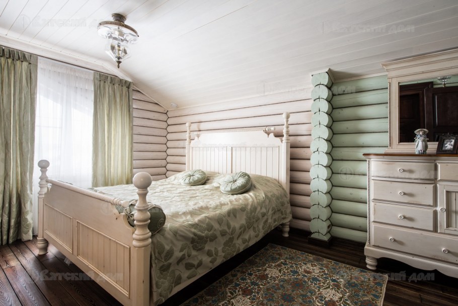 Спальня в доме из бревна