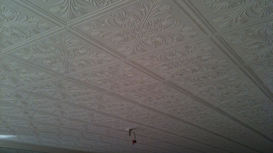 Обои на неровный потолок