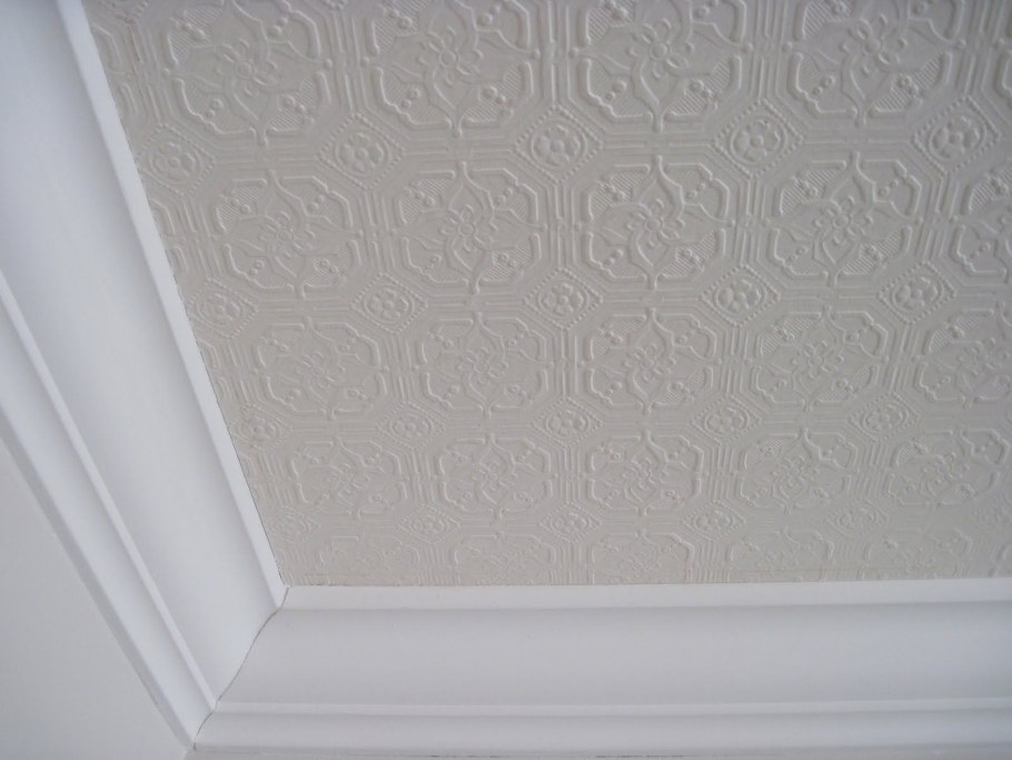 Отделка потолка обоями