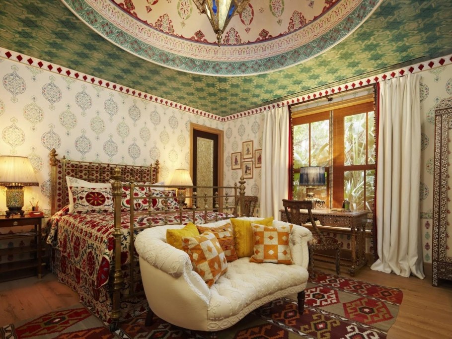 Бумажные обои на потолке в интерьере