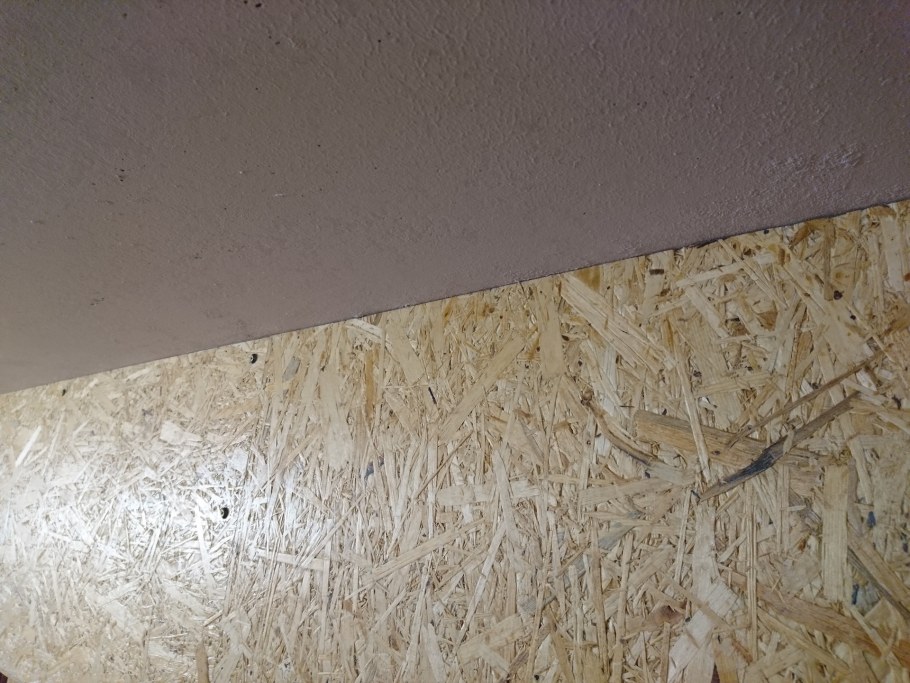 Крашеный потолок из ОСБ плит