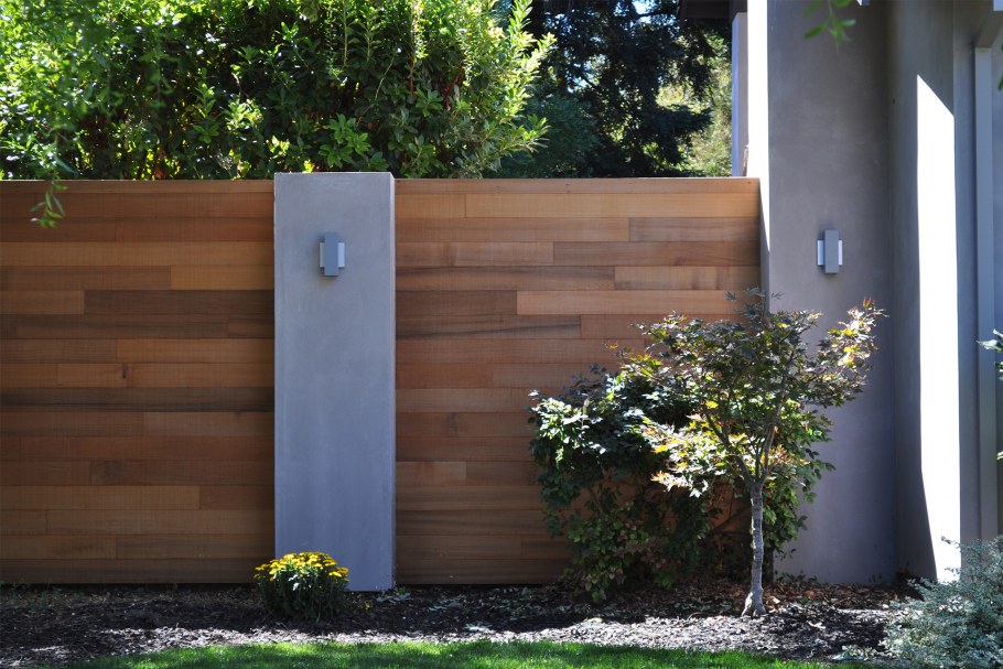 Забор из дерева в современном стиле