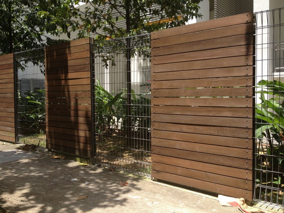 Современный вертикальный забор из дерева