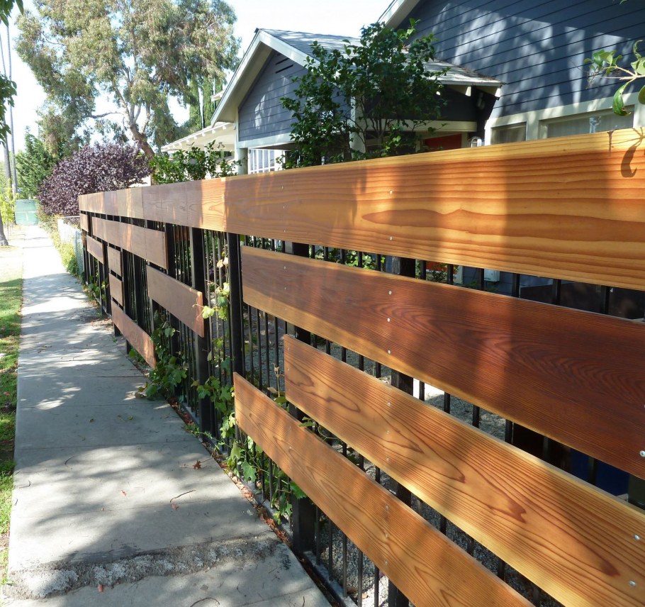 Современный деревянный забор