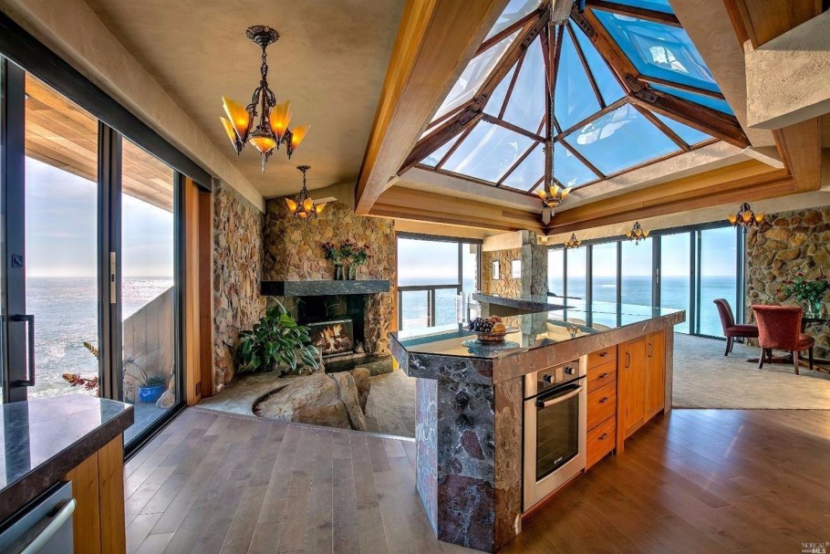 Небольшой дом с видом на море