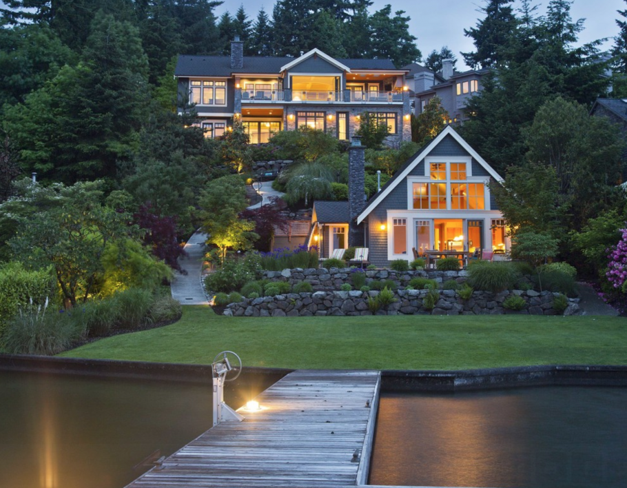 Загородный дом у озера